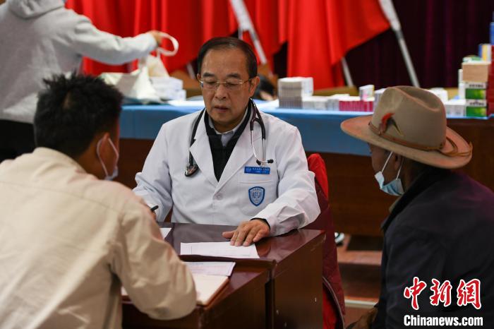 北京大學(xué)人民醫(yī)院心臟中心副主任、博士生導(dǎo)師王偉民為農(nóng)牧民問診?！〗w波 攝