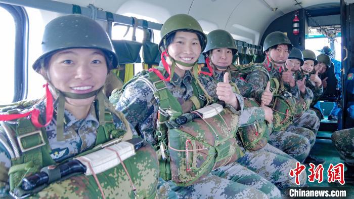 圖為女兵們在直升機(jī)上準(zhǔn)備跳傘?！⊥跏鰱| 攝