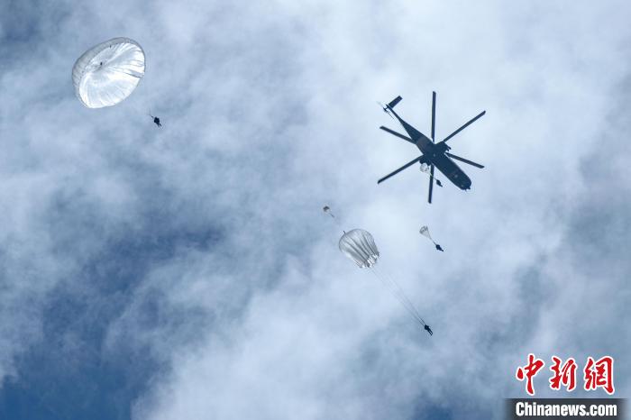 圖為傘降女兵在空中開傘。　王述東 攝