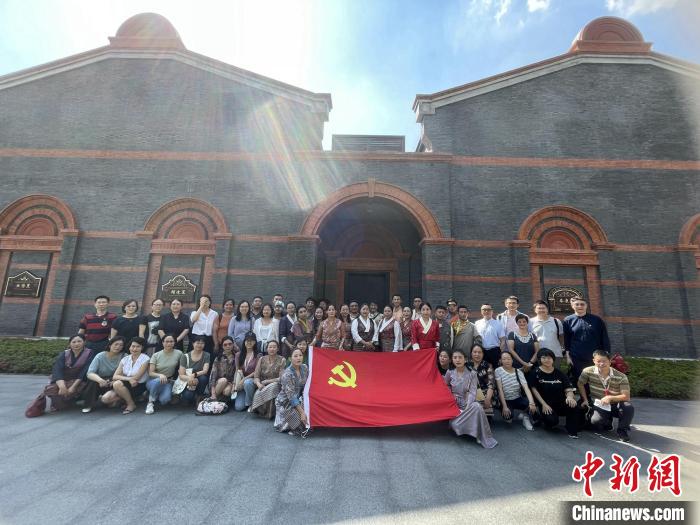 參觀中共一大、二大會址，學(xué)員們回顧了中國共產(chǎn)黨百年大黨的革命歷程?！∪A東師大供圖