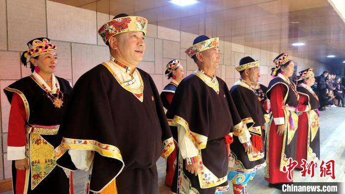 圖為西藏老年舞蹈隊(duì)在后臺準(zhǔn)備上場?！∝暽＠?攝