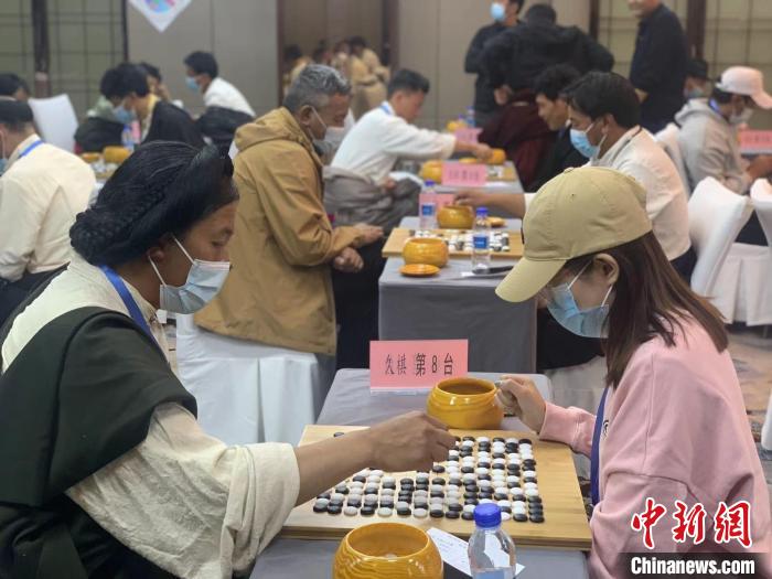 圖為參賽選手正在進(jìn)行藏棋對弈?！≈x牧 攝