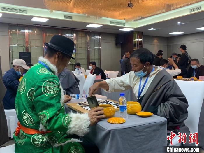 圖為參賽選手正在進(jìn)行藏棋對弈?！≈x牧 攝