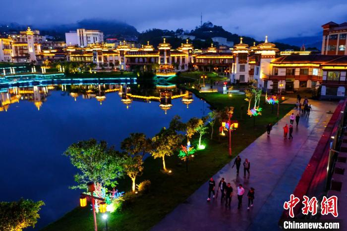 圖為2021年5月18日，西藏自治區(qū)墨脫縣城入夜，昔日的“高原孤島”如今面貌一新?！〗w波 攝