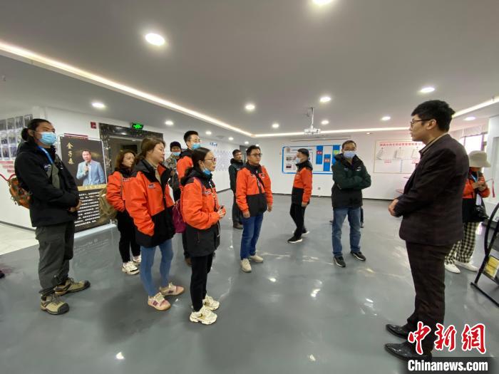 圖為2021瀾湄萬里行中外媒體在昌都新區(qū)采訪?！±罱瓕?攝
