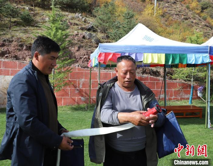 圖為護(hù)林員操作體驗(yàn)滅火裝備?！〔际猩窒乐ш?duì) 供圖