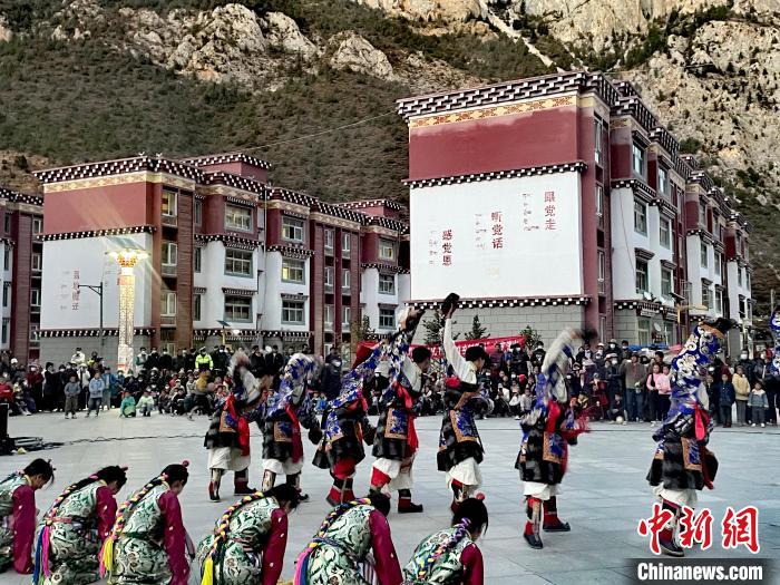 圖為文藝工作者在新村表演節(jié)目?！∽筘暱h委宣傳部 供圖