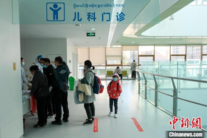 圖為兒科義診接診現(xiàn)場(chǎng)?！〗w波 攝
