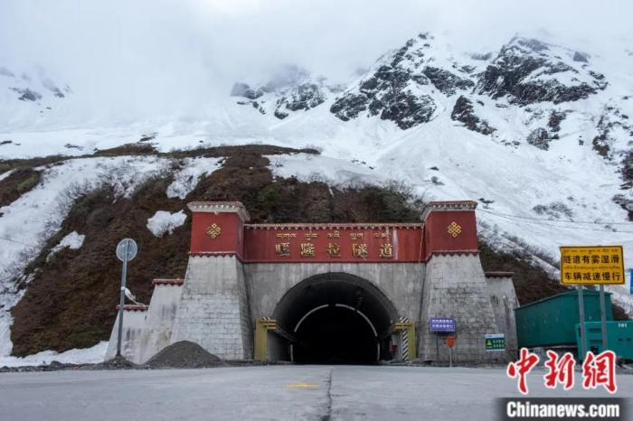 墨脫公路控制性工程——嘎隆拉隧道。上方為嘎隆拉雪山，曾是進入墨脫最大的“攔路虎”。