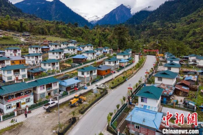 墨脫公路上的達木珞巴民族鄉(xiāng)貢日村，該村此前為舊墨脫公路著名的物資轉(zhuǎn)運點，被稱為“80K”。