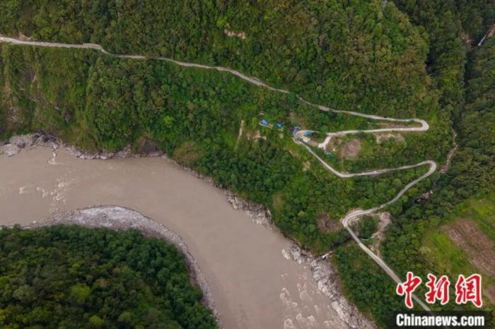 雅魯藏布江一側(cè)的墨脫公路。