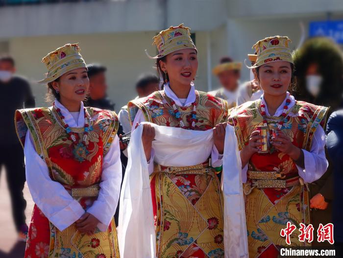圖為身著節(jié)日盛裝的藏族姑娘?！∪轿木?攝