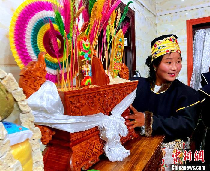 圖為藏族姑娘端著吉祥切瑪?！∪轿木?攝