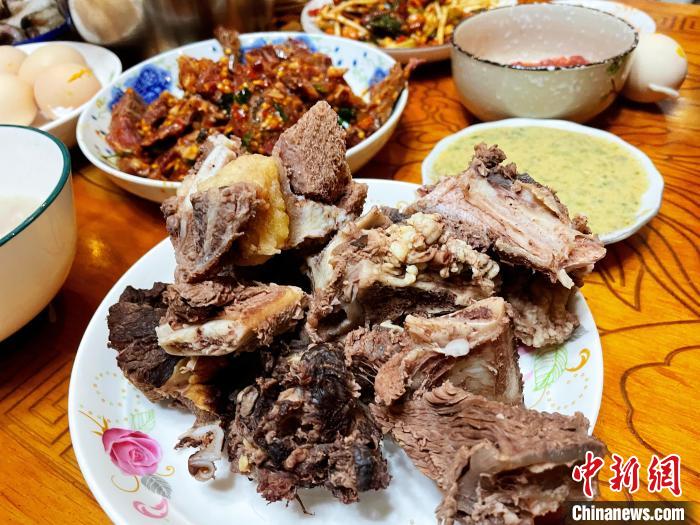 圖為除夕之夜的大餐?！∪轿木?攝