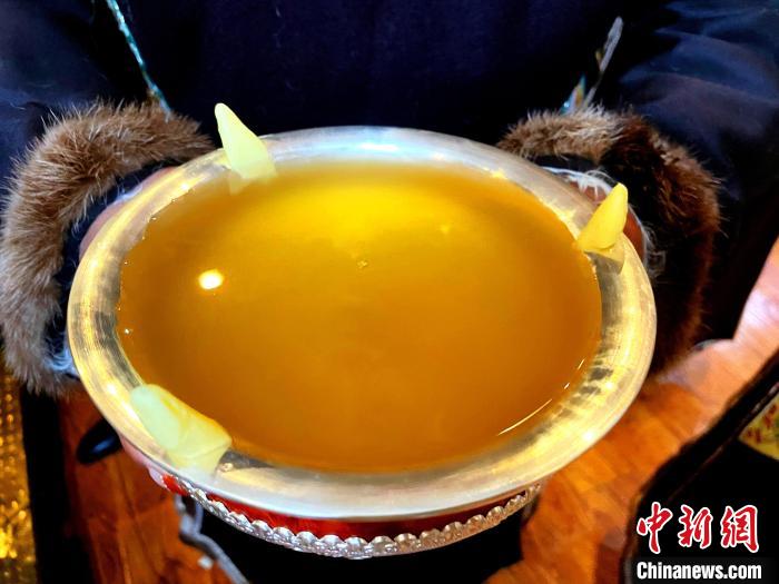 圖為青稞酒?！∪轿木?攝
