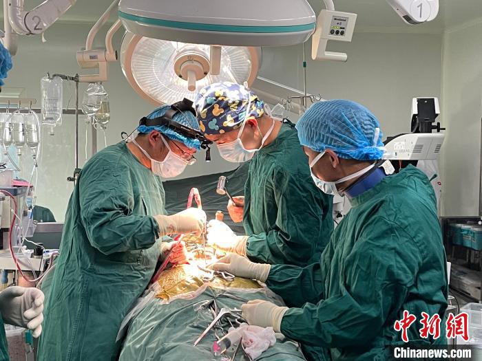 圖為在北京援藏醫(yī)療隊專家指導(dǎo)下，多項新技術(shù)使用到脊柱疾病的手術(shù)中。(資料圖) 拉薩市人民醫(yī)院脊柱外科供圖