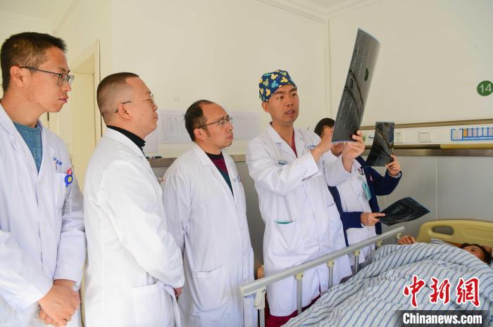 圖為醫(yī)療援藏專家何蔚(站右二)與馮敬云(左二)、廖濤(左三)等人討論患者病情。(資料圖) 貢嘎來松 攝