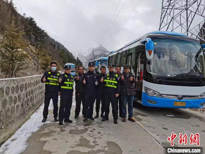 救援成功后，司機(jī)們與邊境派出所民警合影?！±罱ǚ?攝