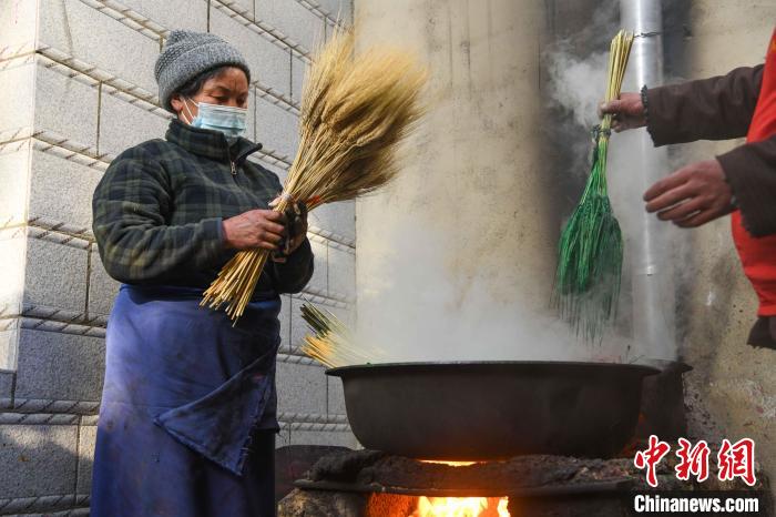 圖為拉薩手藝人制作年貨“羅薩梅朵”?！∝暩聛硭?攝