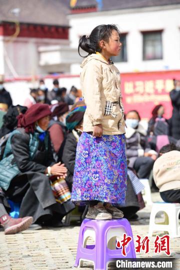 圖為觀(guān)看節(jié)目的小女孩?！∝暩聛?lái)松 攝