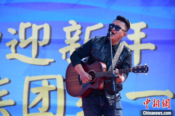 圖為文藝匯演現(xiàn)場(chǎng)?！∝暩聛?lái)松 攝