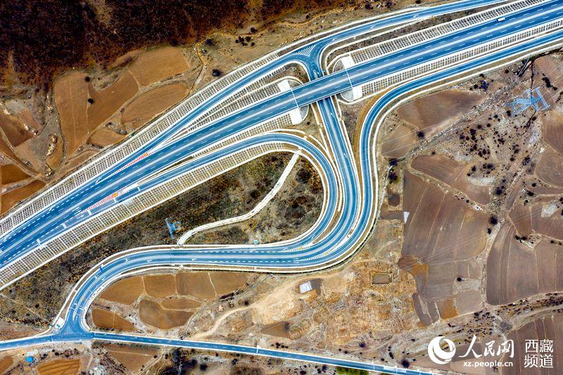 拉林高等級(jí)公路。徐馭堯攝
