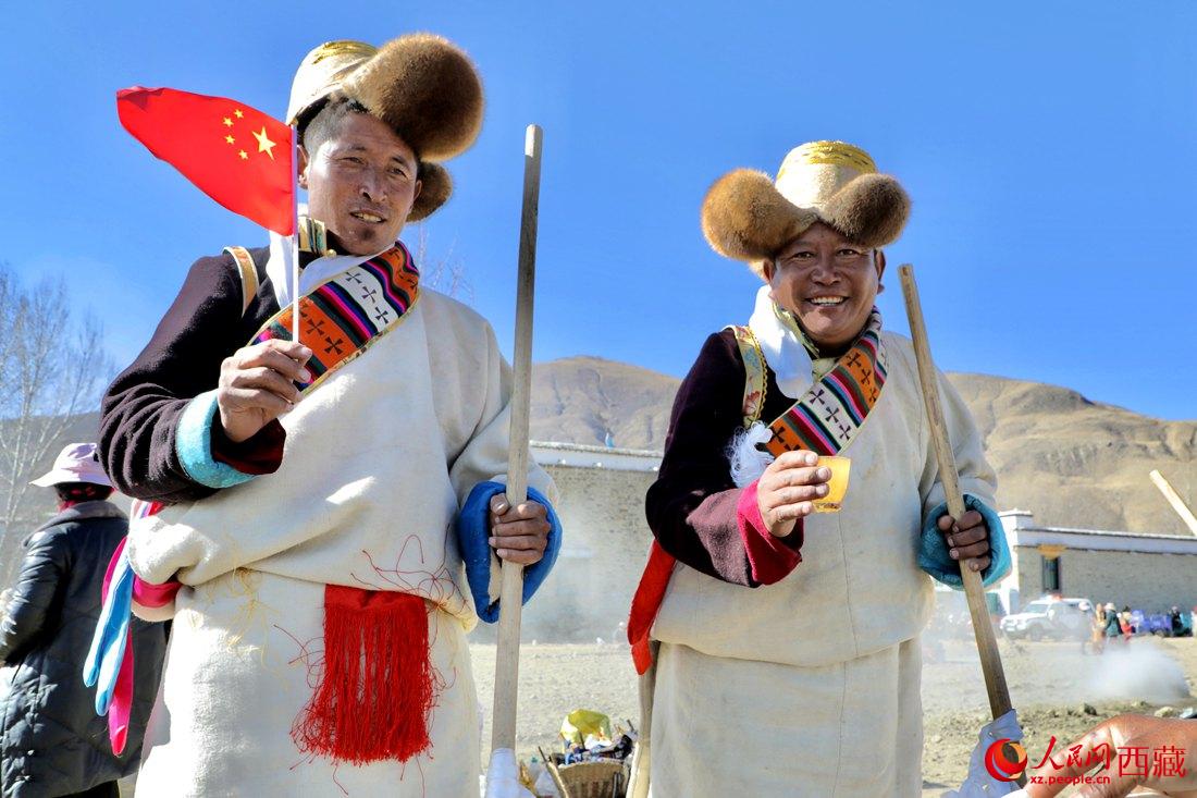 互敬青稞酒，祈福一年的豐收。人民網(wǎng) 次仁羅布攝