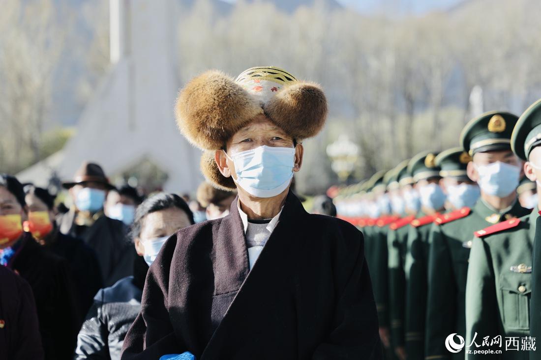 群眾代表們參加升旗儀式現(xiàn)場。人民網(wǎng) 次仁羅布 攝