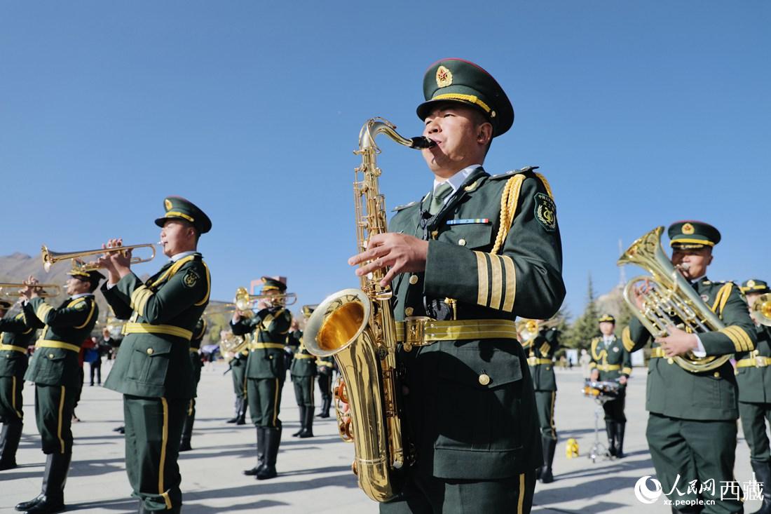 軍區(qū)文工團奏響國歌。人民網(wǎng) 次仁羅布攝