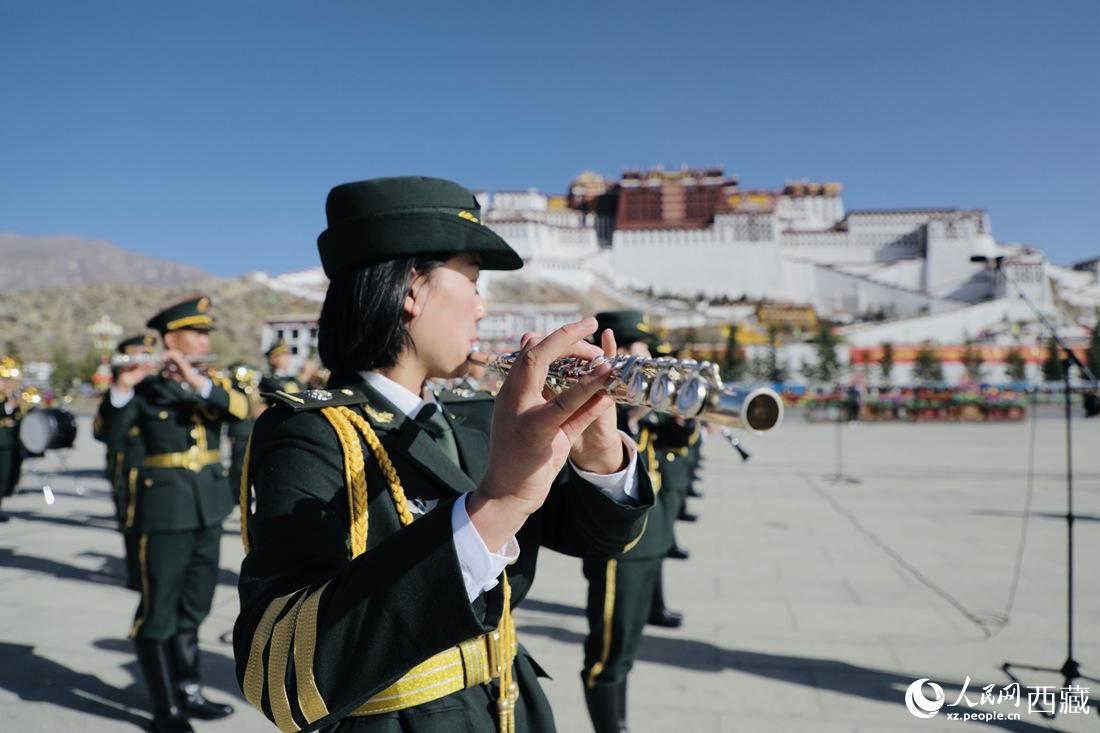 軍區(qū)文工團奏響國歌。人民網(wǎng) 次仁羅布攝