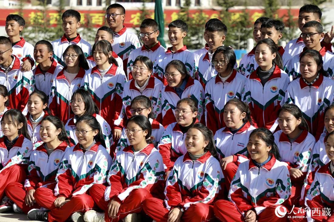 學(xué)生代表們合影留念。人民網(wǎng) 次仁羅布攝