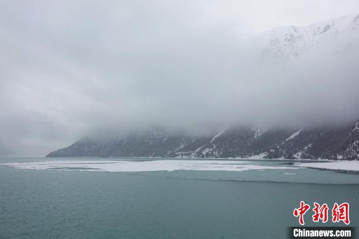 然烏湖春雪飄落?！∪轿木?攝