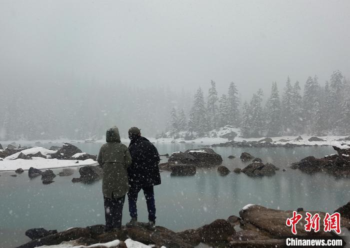游客欣賞雪中然烏湖。　冉文娟 攝