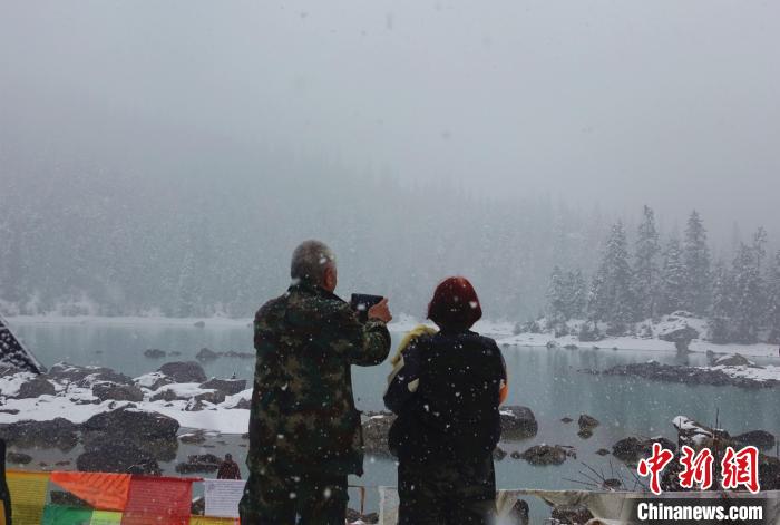 游客欣賞雪中然烏湖?！∪轿木?攝