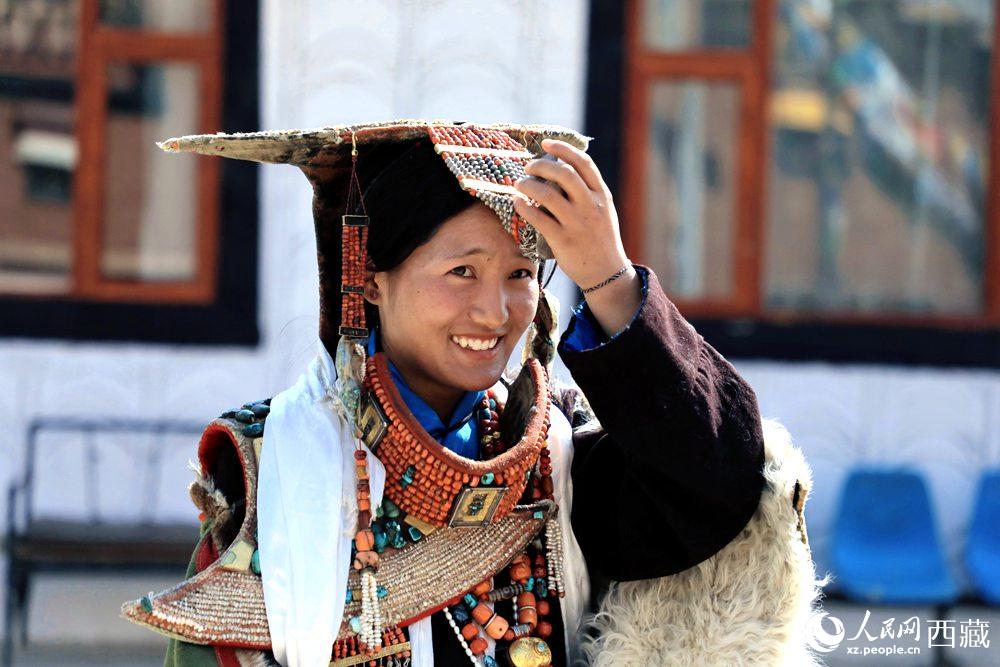 身著“飛天服飾”的普蘭少女。人民網(wǎng) 李海霞攝