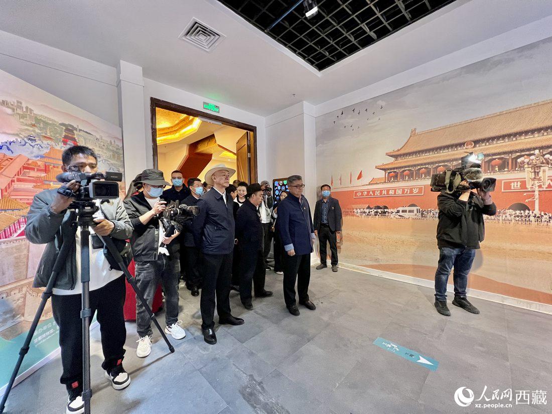 參觀《“讀城——大美北京”西藏巡展》展廳。 人民網(wǎng) 次仁羅布攝