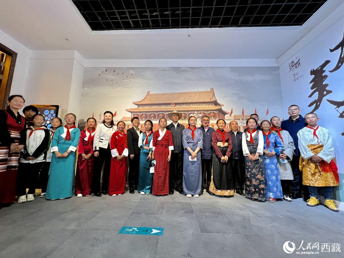 合影留念。人民網(wǎng) 次仁羅布攝