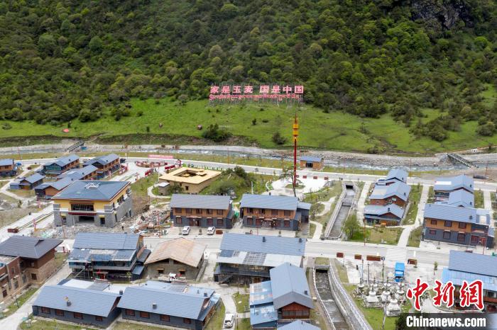 “家是玉麥 國是中國”的大字豎立在玉麥鄉(xiāng)旁的山腳上?！钊A峰 攝