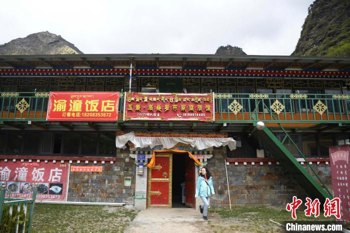 玉麥鄉(xiāng)里修建了飯店與旅館?！钊A峰 攝
