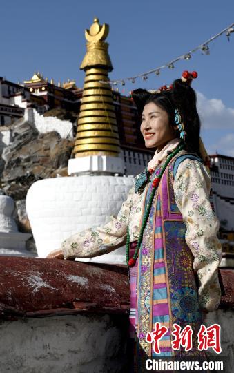 西藏自治區(qū)級非遺項目——拉薩服飾，圖為舊時拉薩貴族婦女的裝扮。