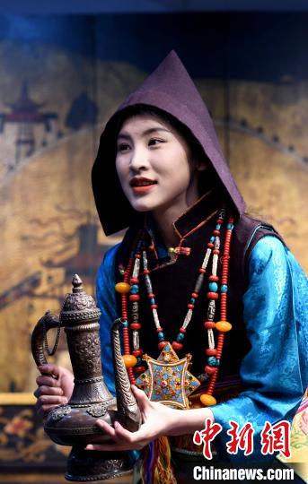 圖為西藏自治區(qū)級非遺項目——山南浪卡子縣的羊卓服飾?！±盍?攝