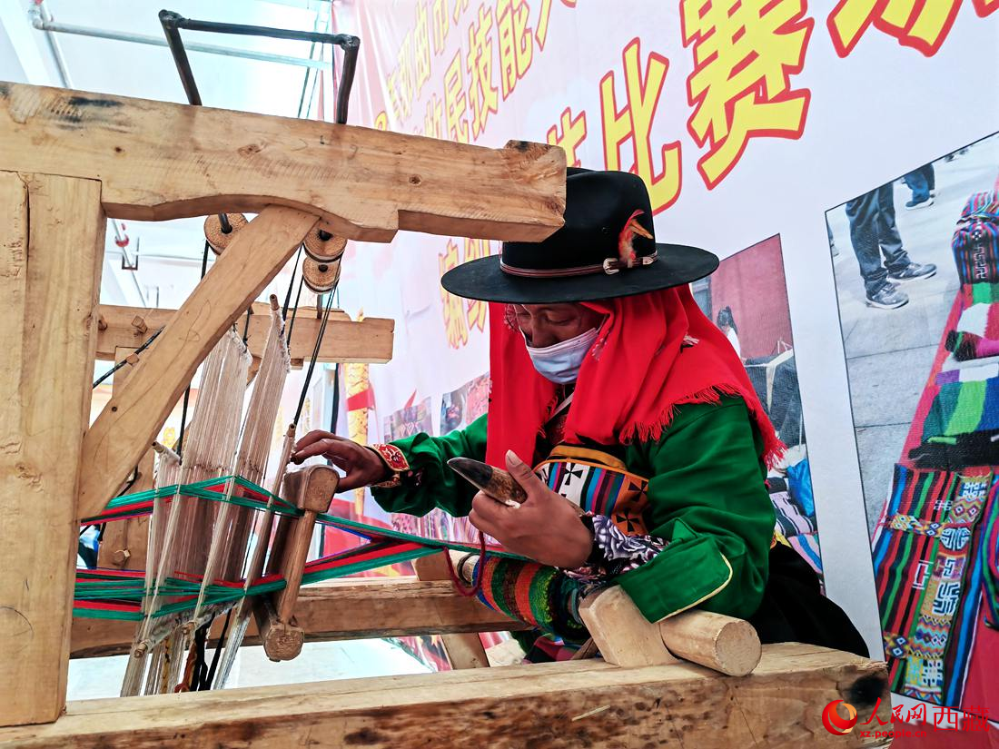 紡織手藝展示。人民網(wǎng) 李海霞攝