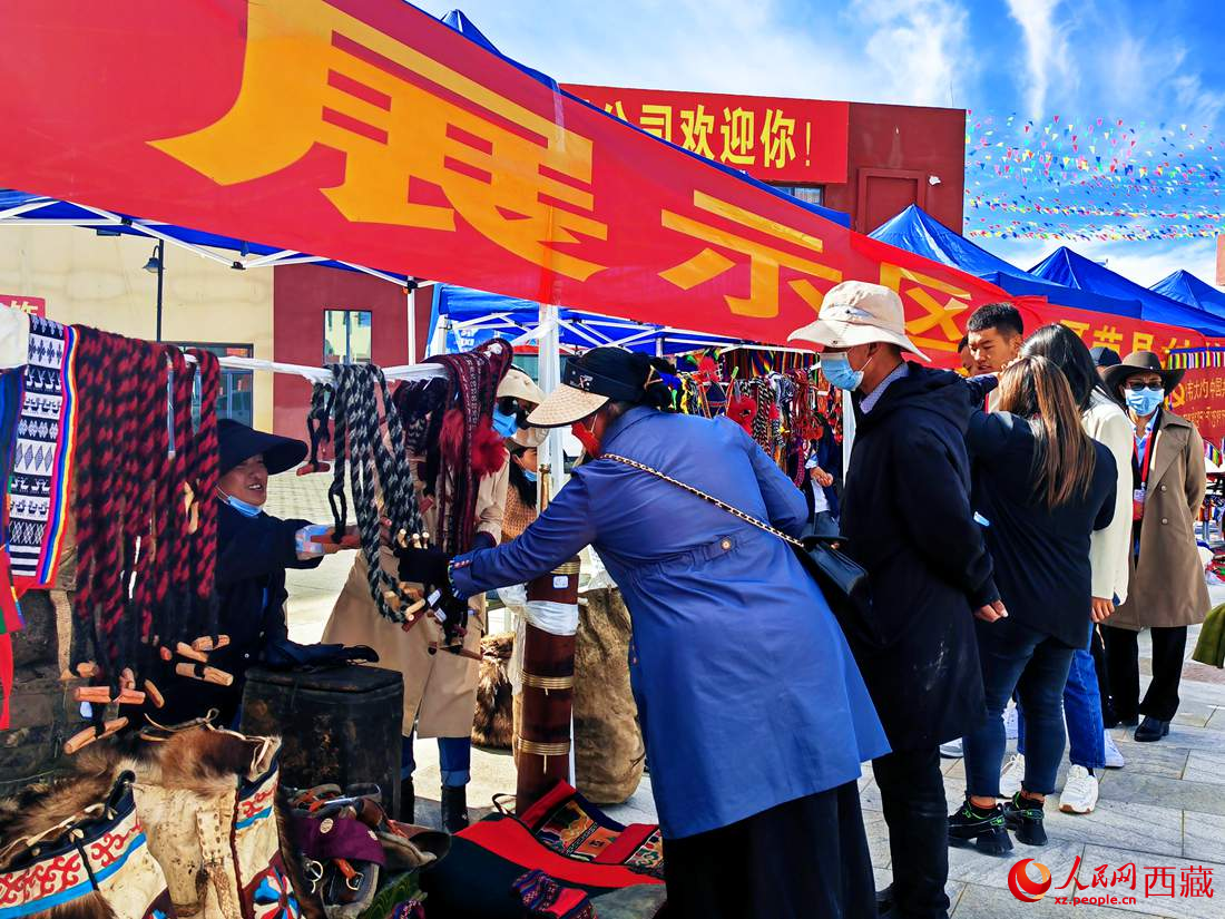 技能大賽現(xiàn)場引來不少客戶。人民網(wǎng) 李海霞攝
