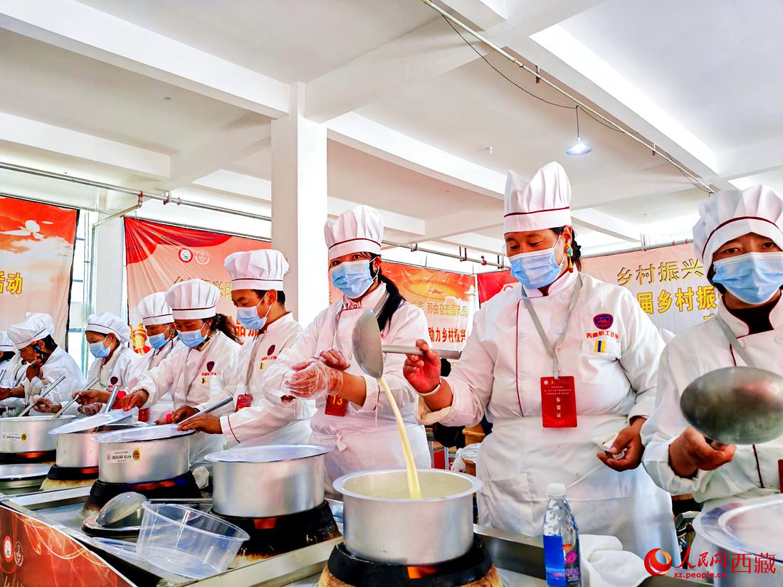 廚藝比拼。人民網(wǎng) 李海霞攝