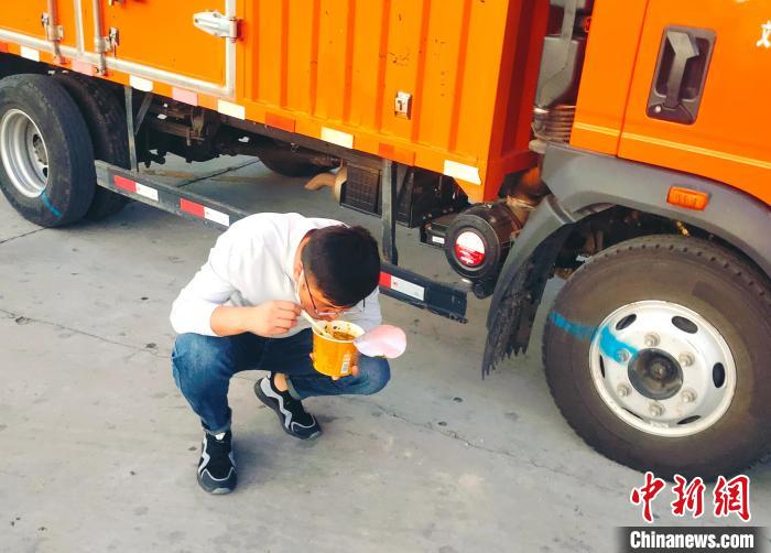 由于沿路疫情原因，閆光宇和朋友只能在服務(wù)區(qū)簡(jiǎn)餐。　鄭朋 攝