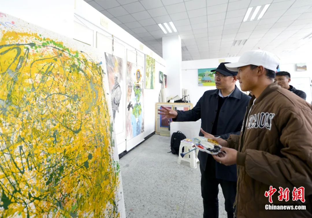 劉洋在課堂上指導(dǎo)學(xué)生繪畫技巧。<a target='_blank' href='/'><p  align=