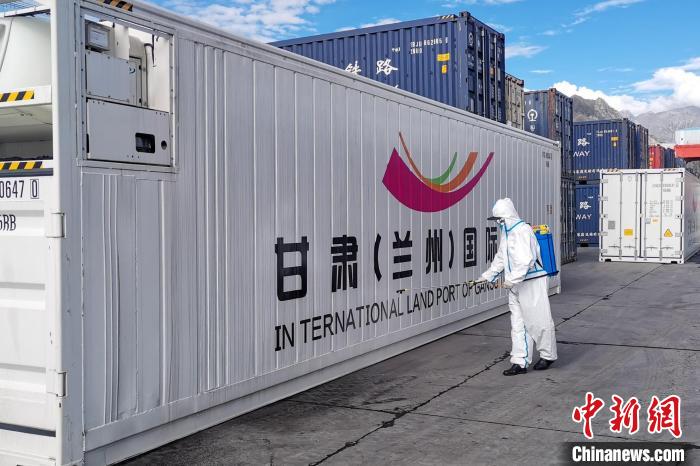 9月9日，甘肅省援助拉薩700噸生活物資“乘冷鏈專列”抵達(dá)拉薩。　國(guó)鐵青藏集團(tuán)有限公司拉薩車務(wù)段 供圖