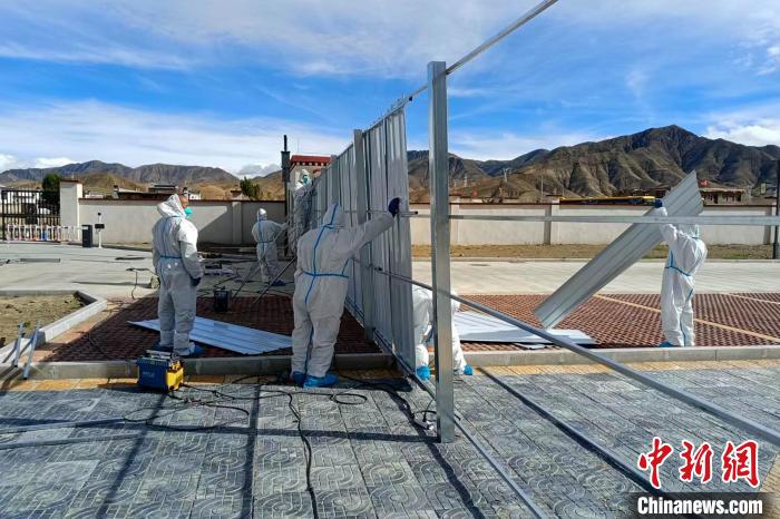 西藏金塔建設(shè)集團(tuán)有限公司職工支援日喀則方艙建設(shè)?！∈茉L者供圖
