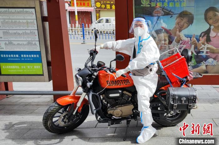 圖為西藏阜康醫(yī)療工作人員騎摩托為居家防疫市民送藥?！∈茉L者供圖