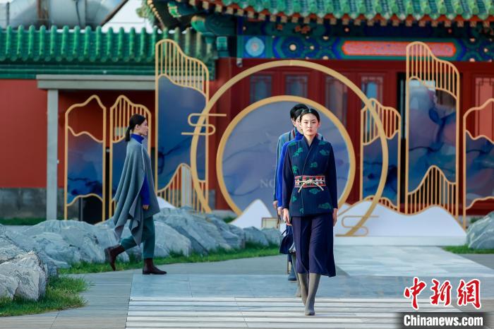 近40套藏式針織系列時(shí)裝亮相2022北京時(shí)裝周。　北京時(shí)裝周供圖